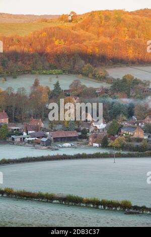 Früher frostiger Herbstmorgen bei Sonnenaufgang mit Blick auf das Dorf Fingest im Hambleden-Tal. Fingerest, Buckinghamshire, England Stockfoto