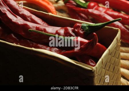 Scharfe Paprika in der Box Stockfoto
