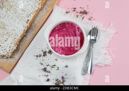 Apfelkuchen mit Quark-Dessert, Quark mit Erdbeeren und Himbeeren auf rosa Hintergrund. Stockfoto