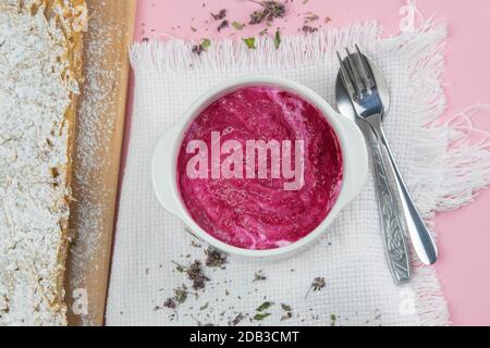 Apfelkuchen mit Quark-Dessert, Quark mit Erdbeeren und Himbeeren auf rosa Hintergrund. Stockfoto