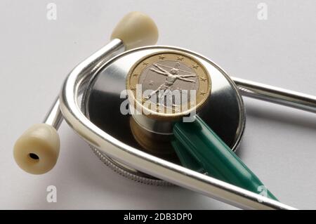 Nahaufnahme des Stethoskops mit dem italienischen Euro Stockfoto