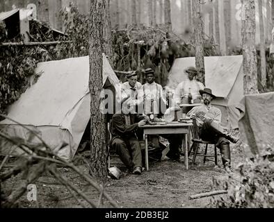 Petersburg, VA. Offiziere der 114. Pennsylvania Infanterie spielen Karten vor Zelten. Stockfoto