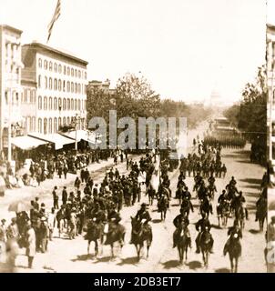 Große Rezension der großen Veteranen Armeen von Grant und Sherman in Washington, am 23. Und 24. Mai 1865. Shermans große Armee. Blick auf Pennsylvania Ave. Von den Treasury Gebäude, während der Passage der "Red Star" Division. Stockfoto