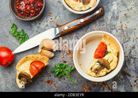 Hausgemachte Tart mit Tomaten, Pilzen und Fetakäse Stockfoto