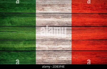 Italien Nationalflagge Farben auf alten Holzbrett Hintergrund gemalt Stockfoto