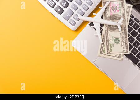 April des Jahres ist Tax Day, Top View Flachlay-Closeup-Rechner, Laptop Computer und Dollar Money, auf gelbem Hintergrund Business Finance Budget Con Stockfoto