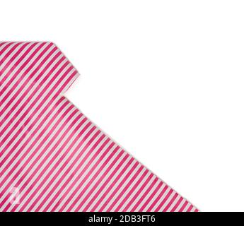 Der gebogene Rand eines rosafarbenen Papierbogens ist auf weißem Grund isoliert, Platz für eine Beschriftung Stockfoto