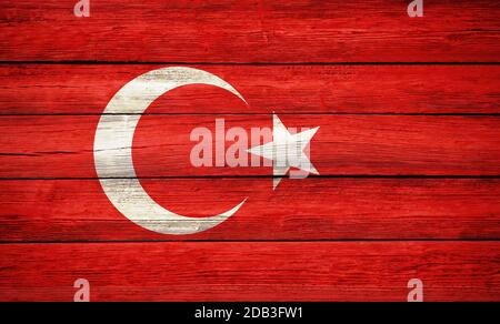 Türkei Nationalflagge Farben auf alten Holzbrett Hintergrund gemalt Stockfoto