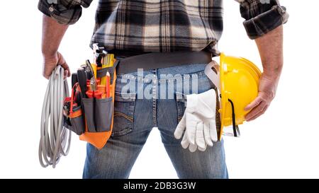 Von hinten betrachtet, hält Elektriker die Rolle des Elektrokabels in der Hand, Helm mit Schutzbrille. Bauindustrie, Elektrik. Stockfoto