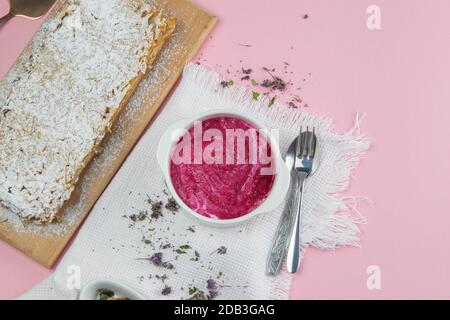 Apfelkuchen mit Quark-Dessert, Quark mit Erdbeeren und Himbeeren auf rosa Hintergrund. Stockfoto