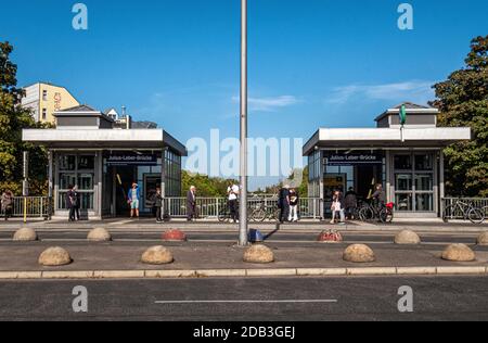 Der S-Bahnhof Julius-Leber-Brücke bedient die S1 des S-Bahnnetzes Schöneberg, Berlin. Bahnhofseingang & Personen. Stockfoto