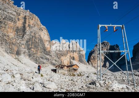 Touristische mit Wandern Rucksäcke in berg Wanderung auf Sommertag. Mann reisender Wandern in der herrlichen Bergwelt. Kletterer und Berghütte Angelo Alimo Stockfoto