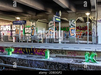 Der S-Bahnhof Julius-Leber-Brücke bedient die S1 des S-Bahnnetzes Schöneberg, Berlin. Eröffnet am 2. Mai 2008 Stockfoto