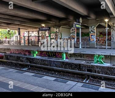 Der S-Bahnhof U Julius-Leber-Brücke bedient die S1 des S-Bahnnetzes Schöneberg, Berlin. Stockfoto