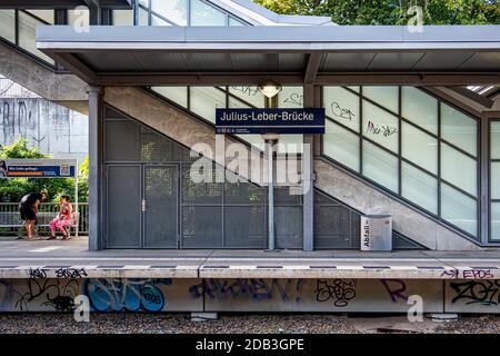 Der S-Bahnhof Julius-Leber-Brücke bedient die S1 des S-Bahnnetzes Schöneberg, Berlin. Eröffnet am 2. Mai 2008 Stockfoto