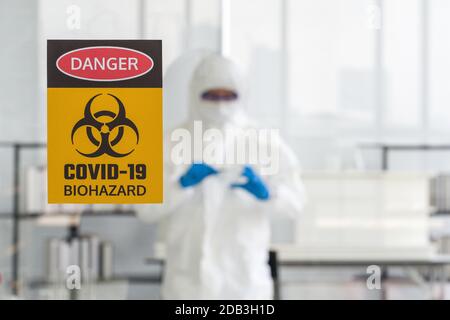 Fotos, die durch das Glas des Laborraums aufgenommen wurden, verhindern die Verbreitung von Virusforschungen. Stockfoto