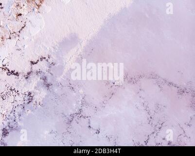 Erstaunliche Formen der Landoberfläche aus Wasser und Salz, Natur abstrakter Hintergrund, Luftbild. Rosa extrem salzig Kuyalnik Liman in Odessa, salzig Stockfoto