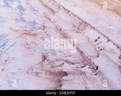 Erstaunliche Formen der Landoberfläche aus Wasser und Salz, Natur abstrakter Hintergrund, Luftbild. Rosa extrem salzig Kuyalnik Liman in Odessa, salzig Stockfoto
