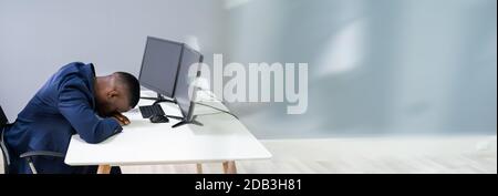Porträt eines jungen müde Geschäftsmann schlafen am Schreibtisch Stockfoto