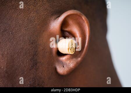 Nahaufnahme des Hörgerätes am Ohr des Mannes Stockfoto