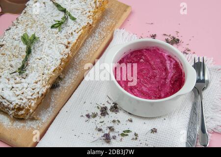 Apfelkuchen mit Quark-Dessert, Quark mit Erdbeeren und Himbeeren auf rosa Hintergrund. Stockfoto