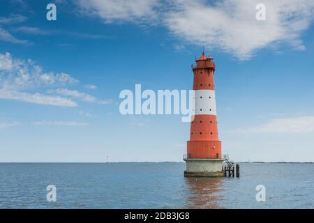 Arngast Leuchtturm mit blauem Himmel in Wasser bei Wilhelmshaven, Niedersachsen, Deutschland Stockfoto