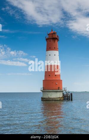 Arngast Leuchtturm mit blauem Himmel in Wasser bei Wilhelmshaven, Niedersachsen, Deutschland Stockfoto