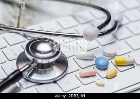 Stethoskop und Tastatur mit verschiedenen Tabletten Konzept. Stockfoto