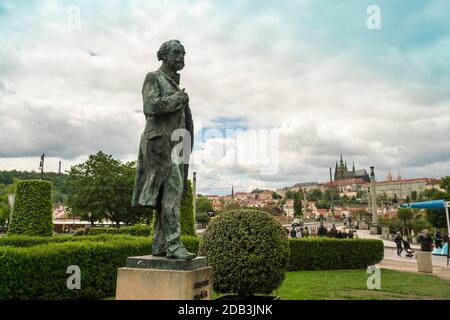 Antonin Dvorak-Statue, Prag vor dem Prager Konzertsaal Rudolfinum Stockfoto
