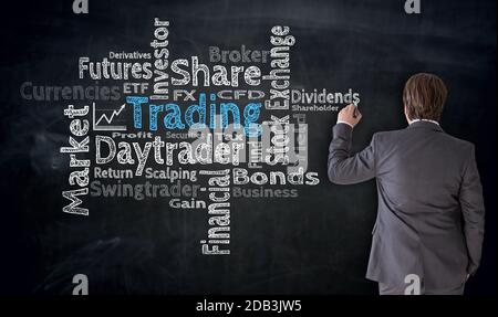 Geschäftsmann schreibt Handel Cloud auf der Tafel Konzept. Stockfoto