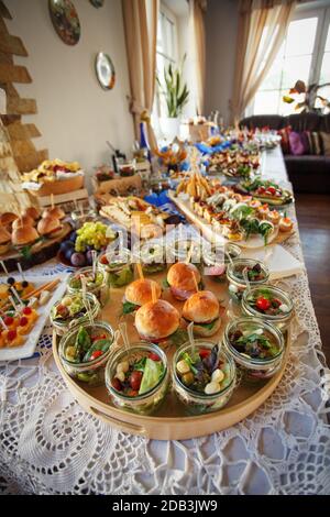 Kalte Gemüsesnacks am Buffet. Buffettisch an der Rezeption mit kalten Snacks. Party- oder Pub-Konzept. Stockfoto