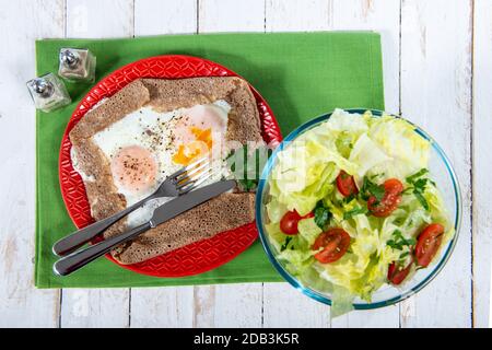 Hausgemachte bretonische Kreppe mit Ei und grünem Salat Stockfoto