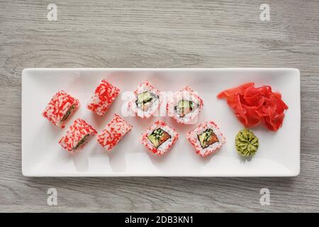 Sushi mit Ingwer und Wasabi. Japanische Küche. Sushi Rollset mit Gemüse, Fisch und Kaviar Closeup. Japanische Restaurant-Speisekarte. Draufsicht. Platz für te Stockfoto