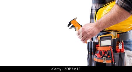 Elektriker hält Abisolierzange in der Hand, Helm mit Schutzbrille. Bauindustrie, Elektrik. Isoliert auf einem weißen Backgroun Stockfoto