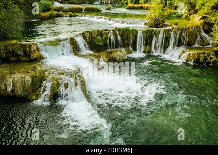 Erstaunliche Wasserfälle im Krka Nationalpark in Kroatien, schöne Landschaft, Reise Attraktion, Sommer touristische Konzept Stockfoto