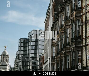 Alte historische Gebäude mit Blick auf das Victoria Palace Theater In London unter fast wolkenlosem Himmel Stockfoto