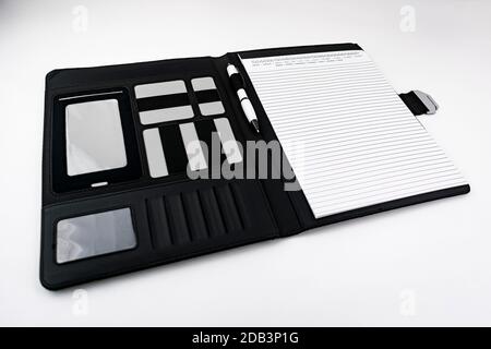 Notepad in einem schwarzen Lederordner mit integriertem Stift Stockfoto