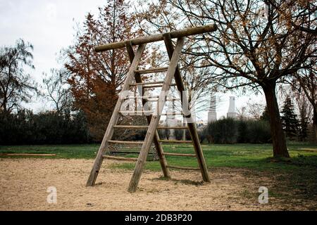 Doppelte Holztreppe in einem Trainingspark Stockfoto