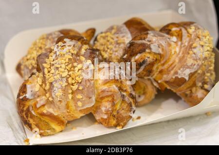 Eine Nahaufnahme von köstlich aussehenden polnischen Croissants mit weißer Creme und Muttern oben abschneiden Stockfoto