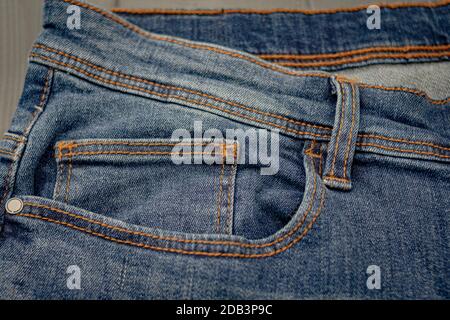 Vordertaschen einer gewaschenen blauen Jeans-Hose Stockfoto