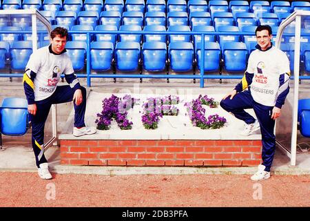 35mm Verbündeter McCoist Paul McStay im Rugby Park Kilmarnock 1986 in der Trainingseinheit gescannt, tragen sie beide T-Shirts, die von lokalen Schulkindern für den NHS entworfen wurden, um die Gefahren des Rauchens hervorzuheben, sagt das T-Shirt Puffin Kills, Smokebuster. Die Fußballer trainieren als Teil der Scottish Squad vor einem Spiel mit Dänemark Stockfoto