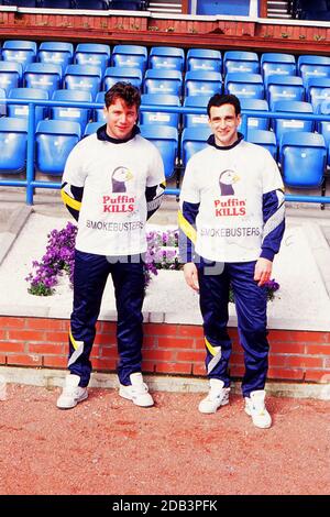 35mm Verbündeter McCoist Paul McStay im Rugby Park Kilmarnock 1986 in der Trainingseinheit gescannt, tragen sie beide T-Shirts, die von lokalen Schulkindern für den NHS entworfen wurden, um die Gefahren des Rauchens hervorzuheben, sagt das T-Shirt Puffin Kills, Smokebuster. Die Fußballer trainieren als Teil der Scottish Squad vor einem Spiel mit Dänemark Stockfoto