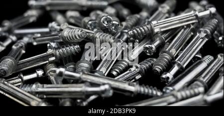 Stapel von Holzmöbel Schloss Schrauben unordentlich auf dem Tisch eines Bauhauses zum Verkauf gestapelt Stockfoto