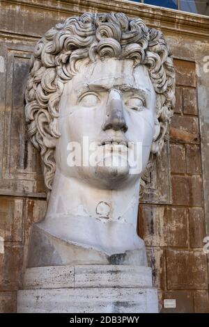 Augustus Caesar Römische Kaiserbüste im Innenhof des Pinecones, Vatikanische Museen, Rom, Italien Stockfoto