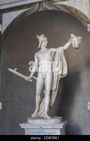 Perseus triumphierend mit abgetrenntem Kopf der Medusa, Statue von Antonio Canova (1757-1822) am achteckigen Hof im Pio Clementino Museum, Vatikanmuseum Stockfoto