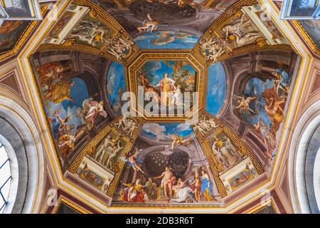 Saal der Musen Gewölbedecke mit Fresken von Tommaso Conca im Museum Pio Clementino, Vatikanische Museen, Rom, Italien Stockfoto