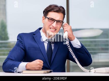 Die verärgerte Call Center Mitarbeiter bei Kunden schreien Stockfoto