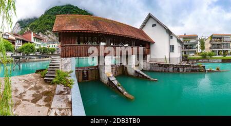 Panoramablick auf das Wehr am Aare Fluss der Altstadt von Untersee, Interlaken, wichtiges Touristenzentrum im Berner Hochland, Schweiz Stockfoto