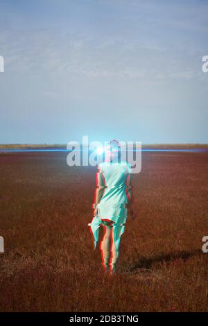 Frau geht in die virtuelle Realität mit Virtual-Reality-Headset. Bild mit Glitch-Effekt. Stockfoto