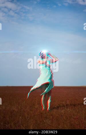 Frau geht in die virtuelle Realität mit Virtual-Reality-Headset. Bild mit Glitch-Effekt. Stockfoto